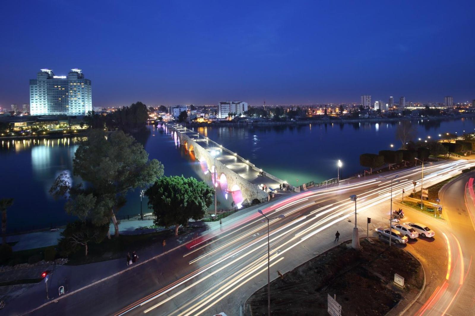 Adana Taskoeprue Hotel ภายนอก รูปภาพ