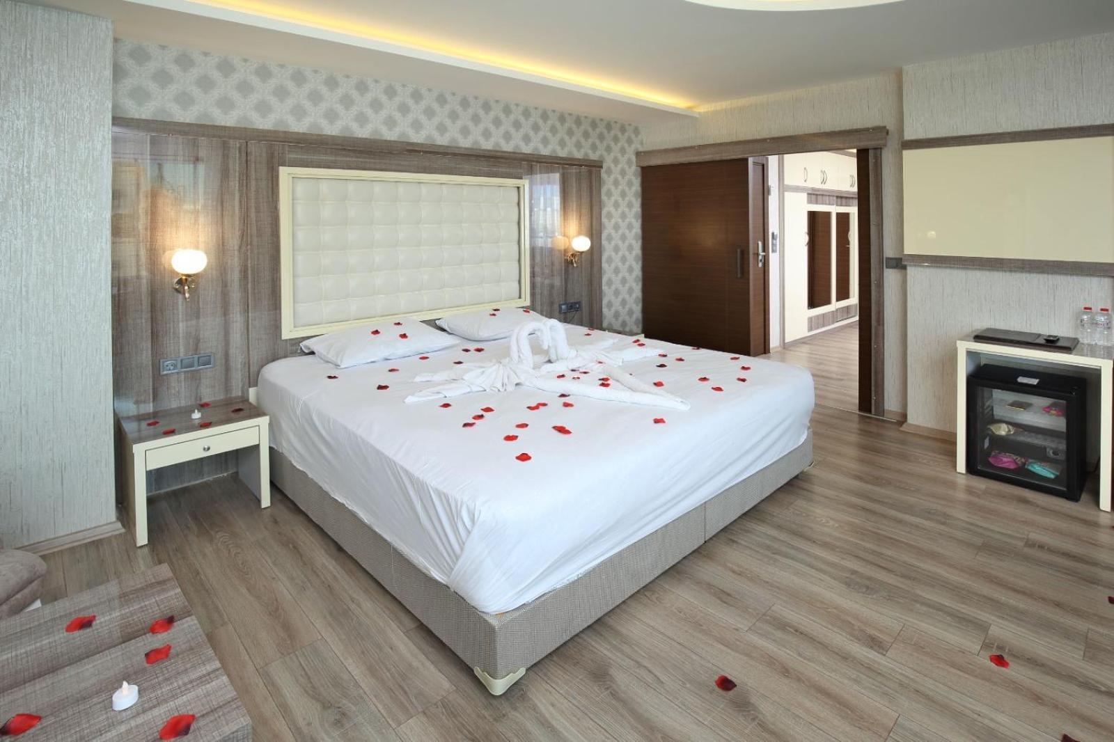 Adana Taskoeprue Hotel ภายนอก รูปภาพ