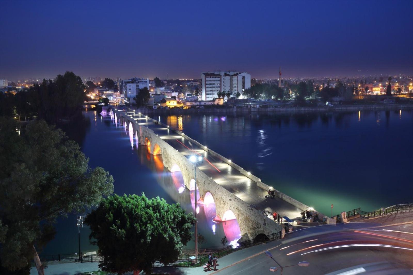 Adana Taskoeprue Hotel ภายนอก รูปภาพ