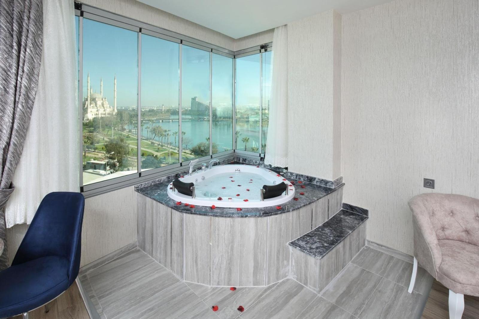 Adana Taskoeprue Hotel ภายนอก รูปภาพ