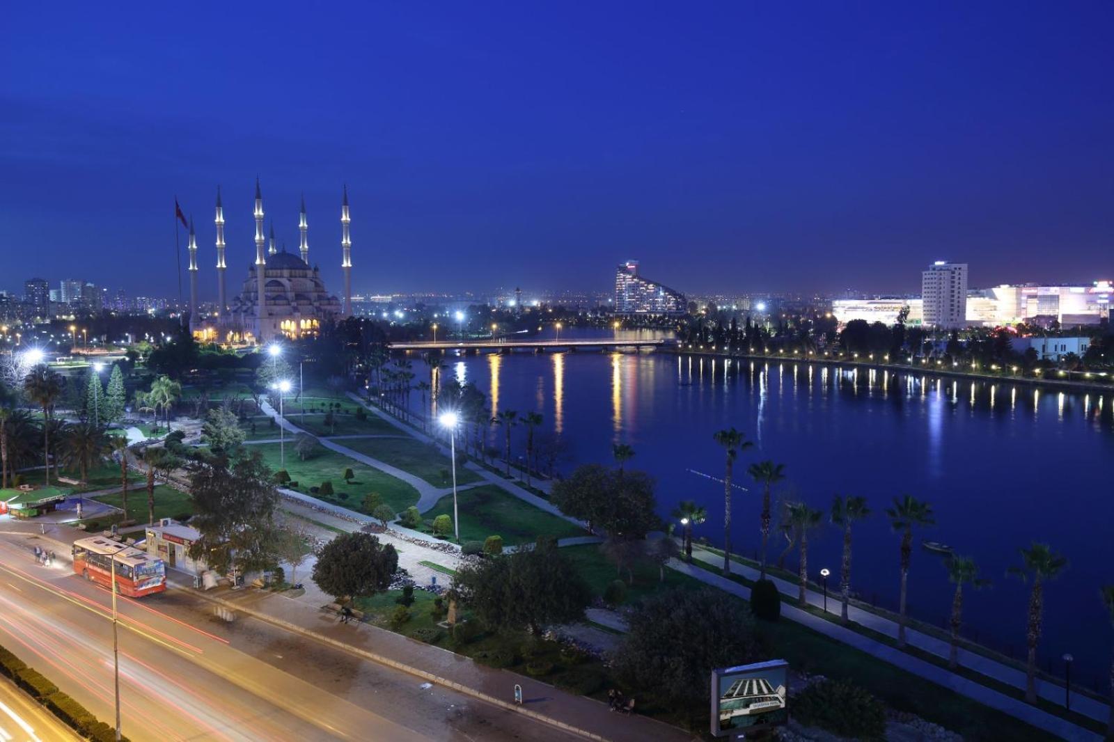 Adana Taskoeprue Hotel ภายนอก รูปภาพ