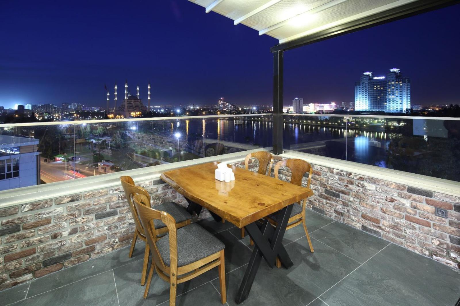 Adana Taskoeprue Hotel ภายนอก รูปภาพ