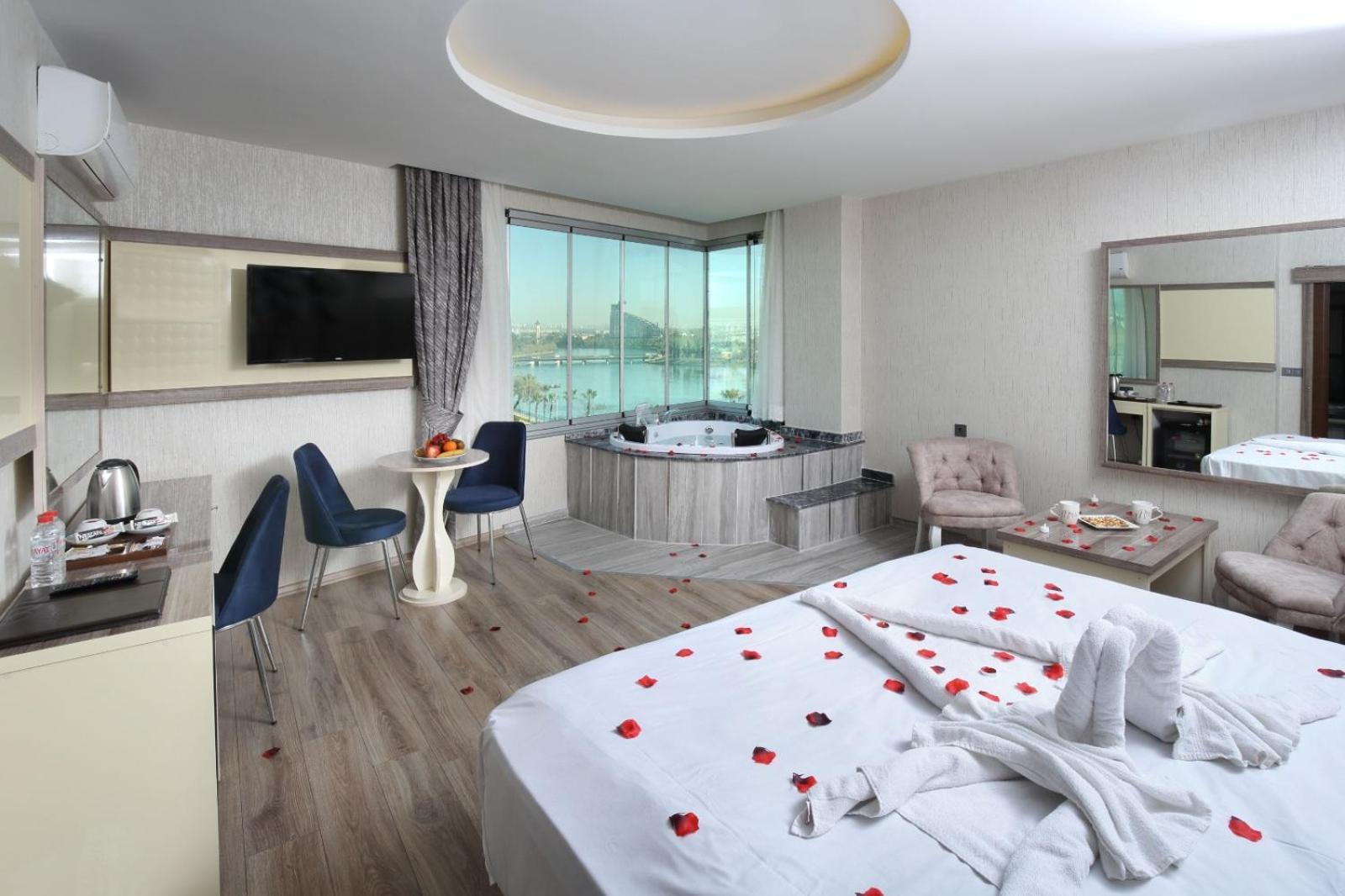 Adana Taskoeprue Hotel ภายนอก รูปภาพ